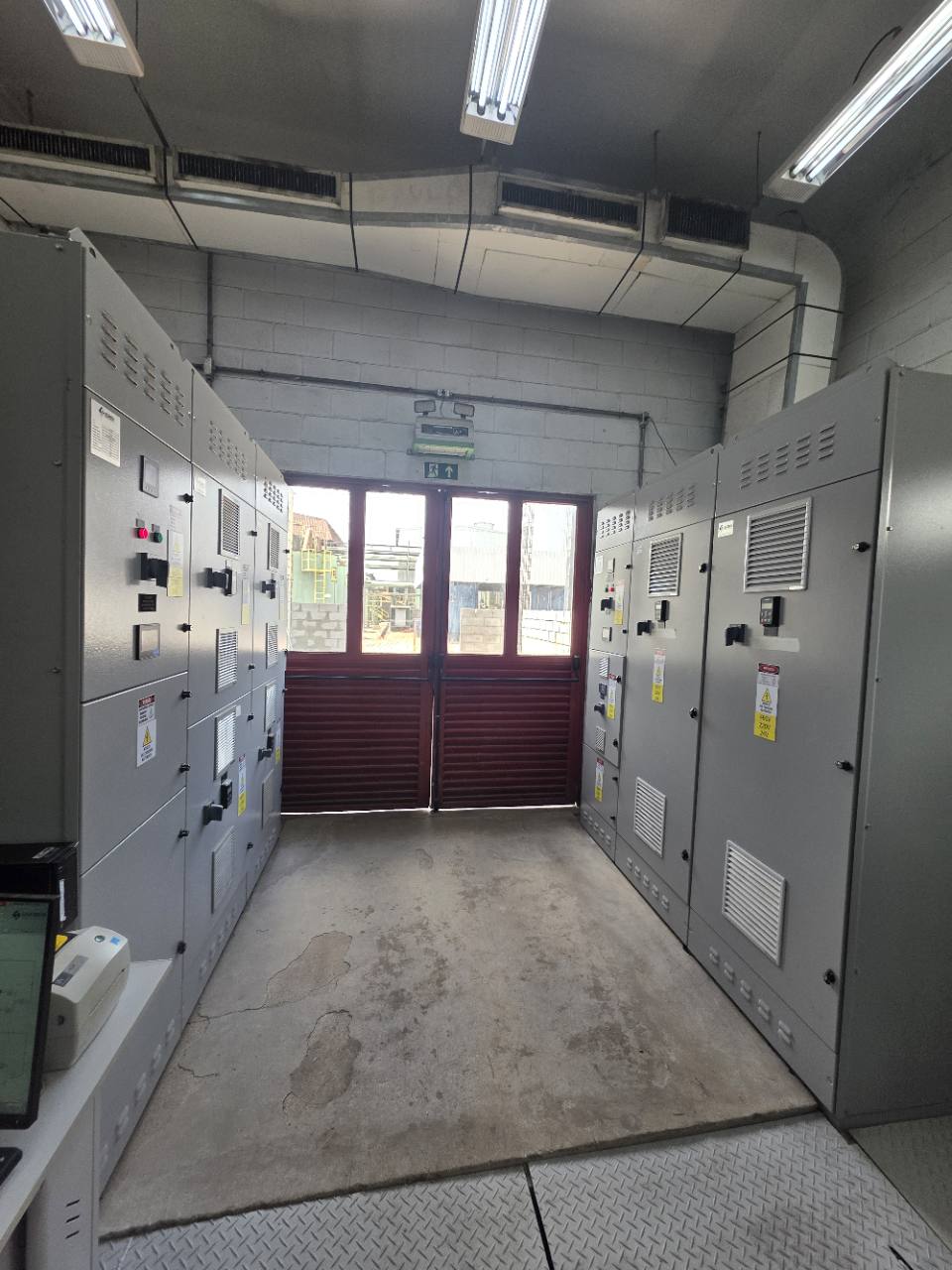 Aço Verde do Brasil — Painéis elétricos da planta de briquetes 5 Sala elétrica da planta de briquetes com os painéis instalados