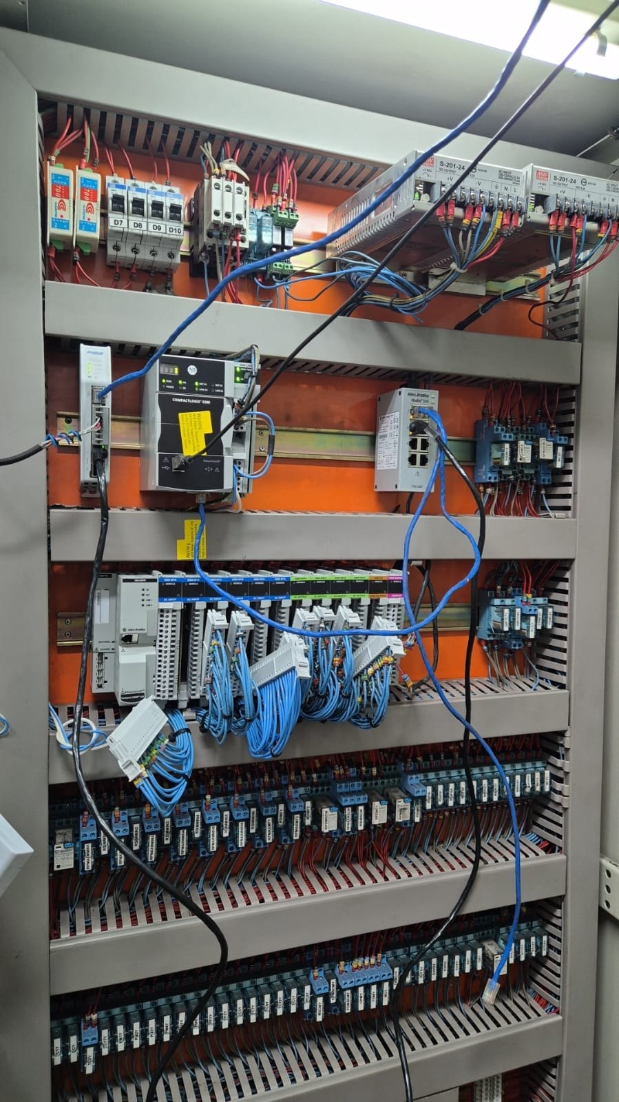 Âncora Norte — Nova automação do Alto-Forno 1 5 CompactLogix 5380, módulos de I/O e switch Stratix instalados na nova automação do Alto-Forno 1