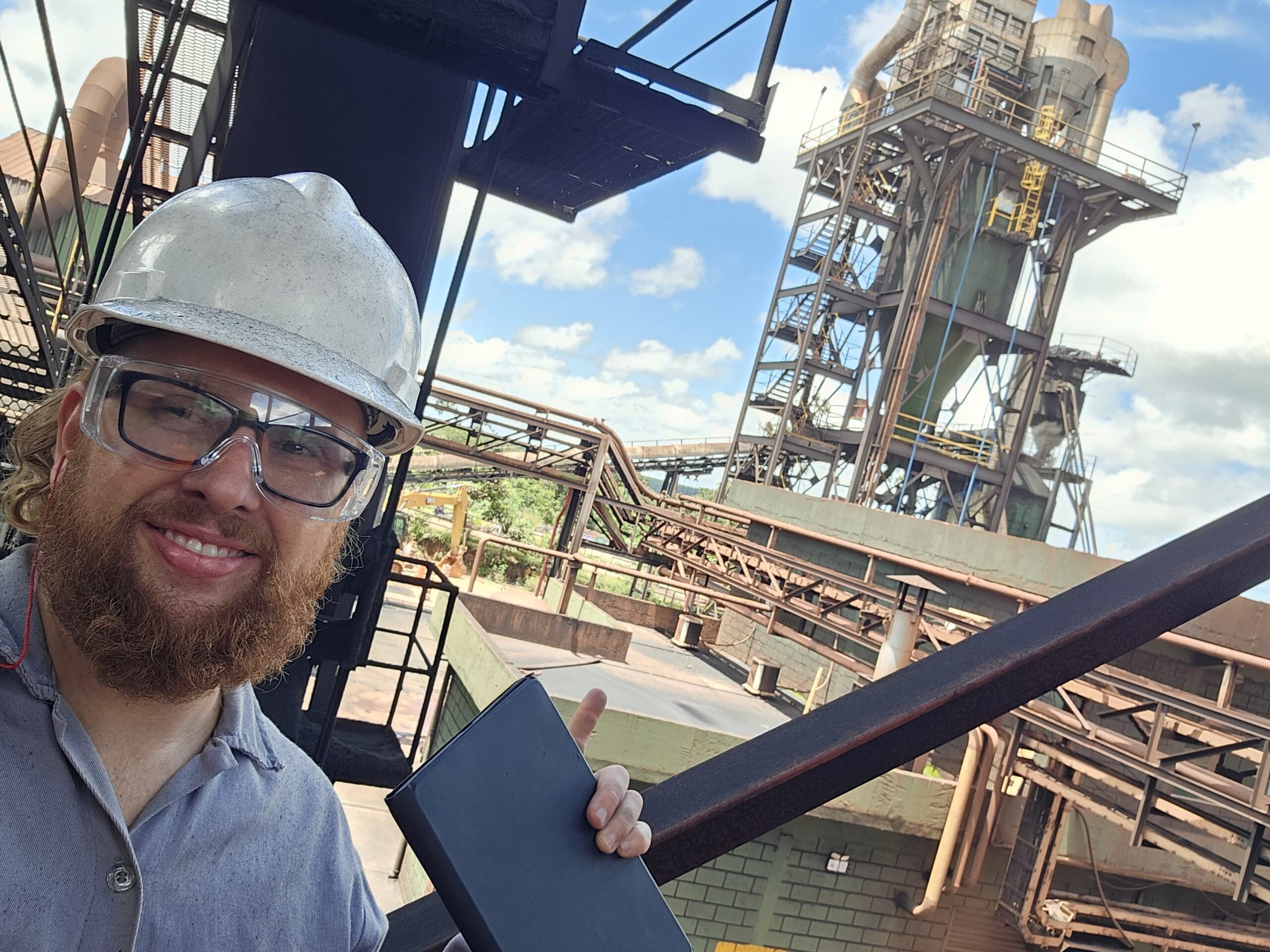 Aço Verde do Brasil — Automação do Alto Forno Maria 3 Profissional da SEABRA na área industrial do Alto-Forno 2 da AVB