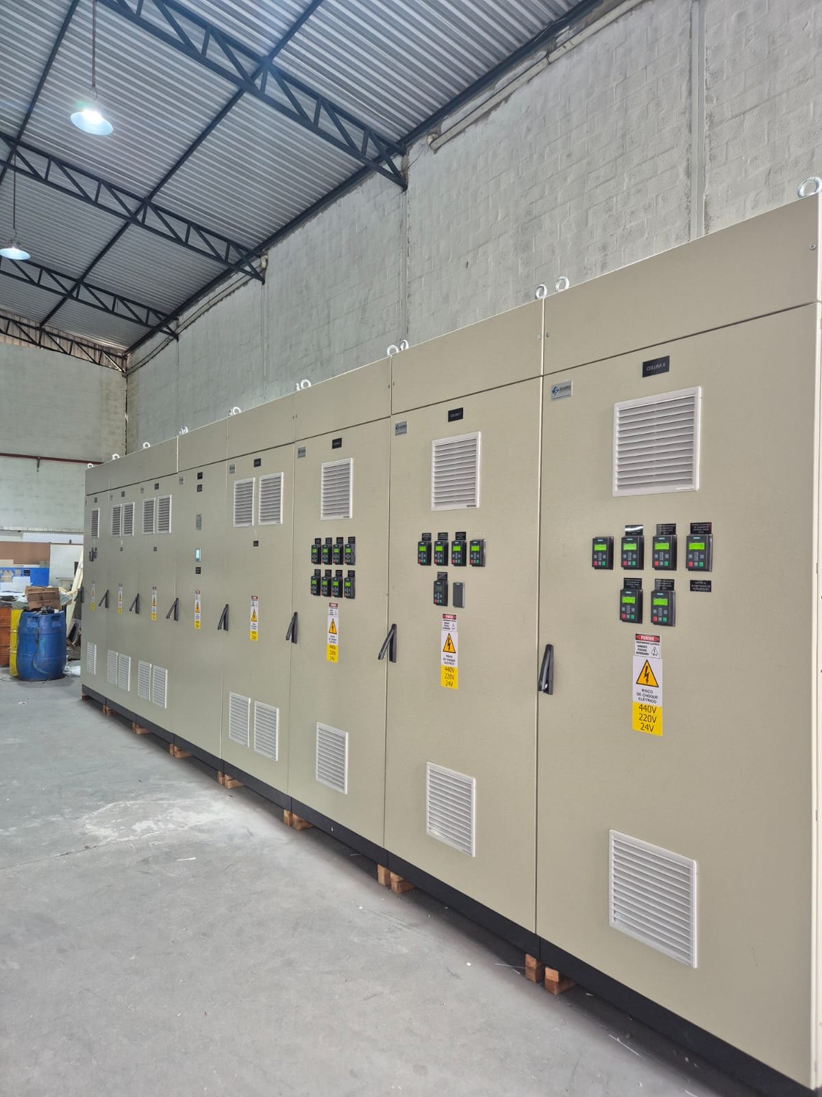 Aço Verde do Brasil — Painéis elétricos da planta de briquetes 1 Conjunto de painéis elétricos montados para a planta de briquetes da AVB