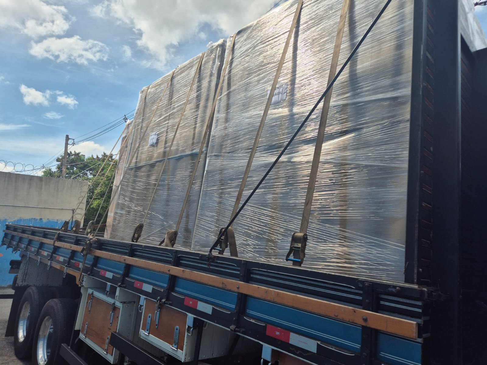 Aço Verde do Brasil — Painéis elétricos da planta de briquetes 3 Painéis elétricos preparados para expedição à planta de briquetes da AVB