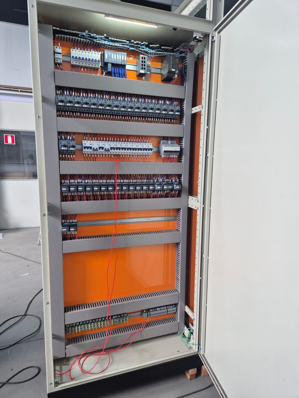 Aço Verde do Brasil — Painéis elétricos da planta de briquetes 2 Interior do painel de controle desenvolvido para a planta de briquetes da AVB