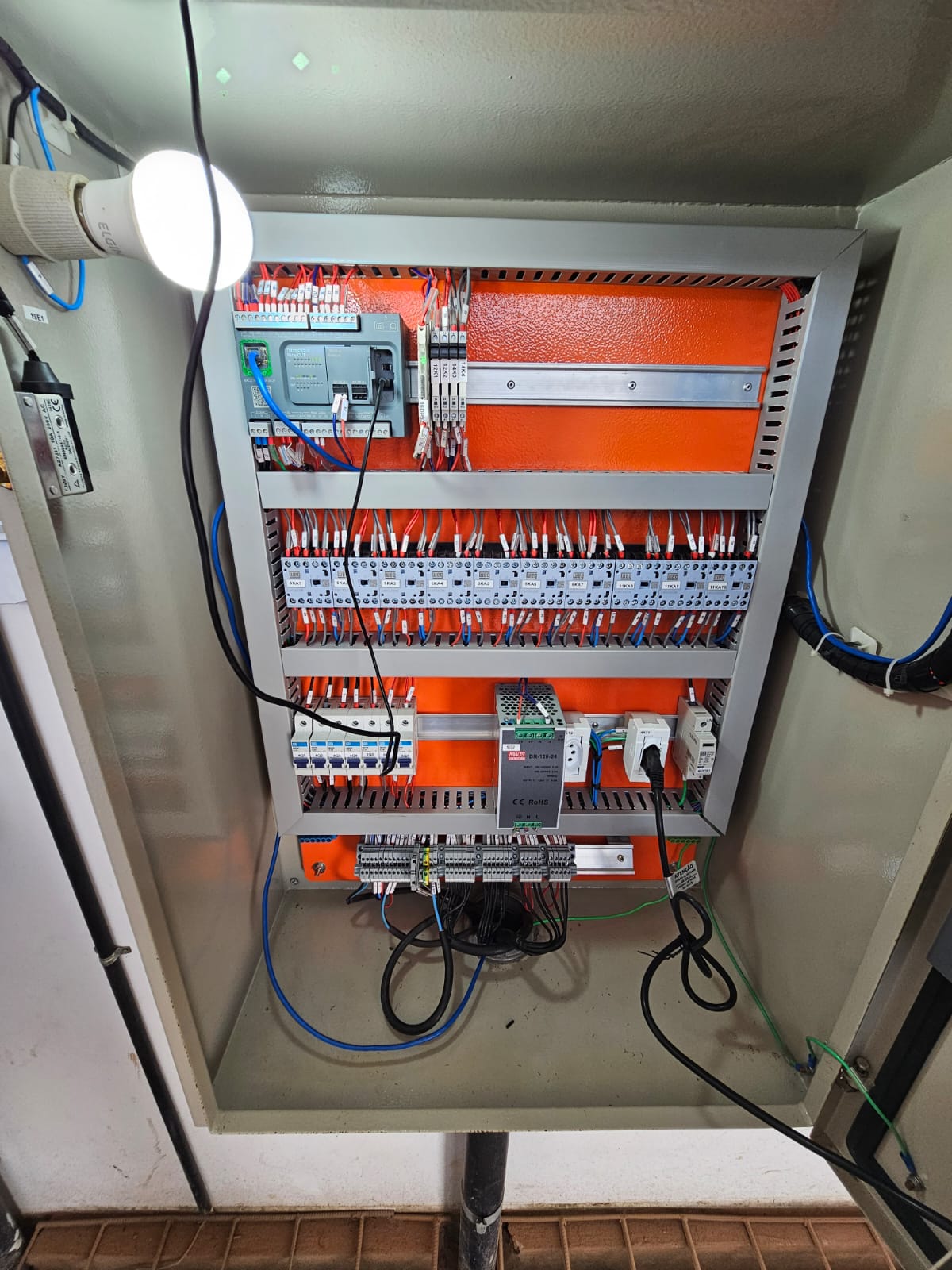 CAEMA — Telemetria e telecomando de água e esgoto 8 Interior do painel de automação da EEE Anil 2.3 durante configuração e testes