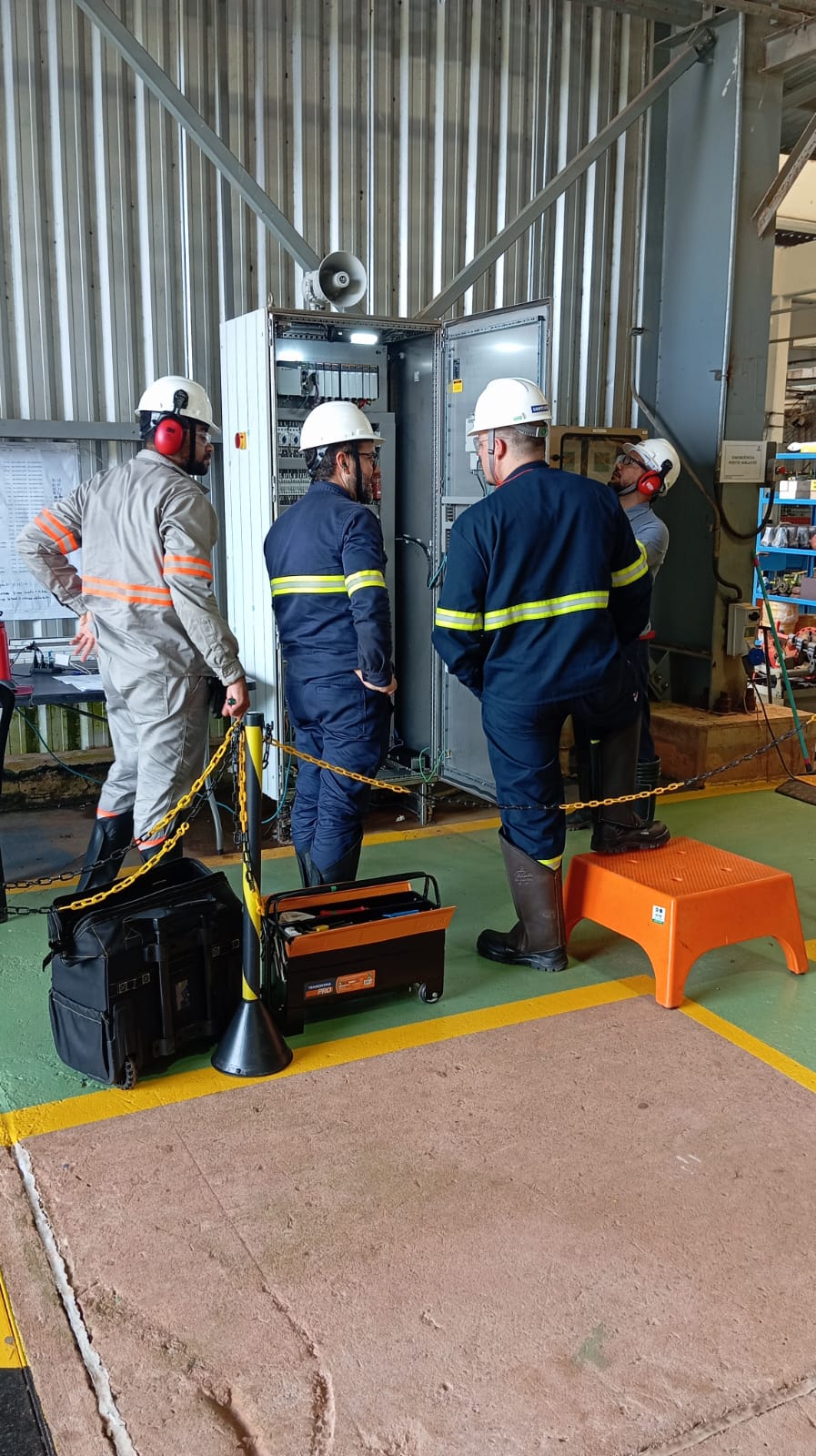 Hydro — Retrofit de painéis do mineroduto de bauxita 5 Comissionamento de painel de automação aberto no projeto Hydro