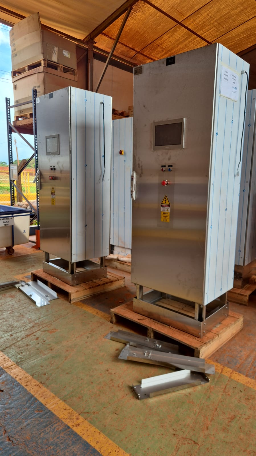 Hydro — Retrofit de painéis do mineroduto de bauxita 1 Painéis de automação novos preparados para instalação no mineroduto da Hydro