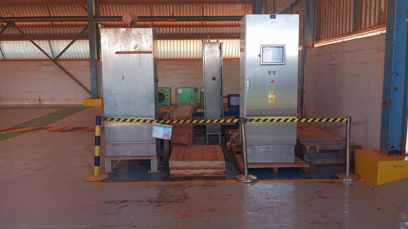 Hydro — Retrofit de painéis do mineroduto de bauxita 2 Painel novo instalado ao lado dos equipamentos substituídos no mineroduto