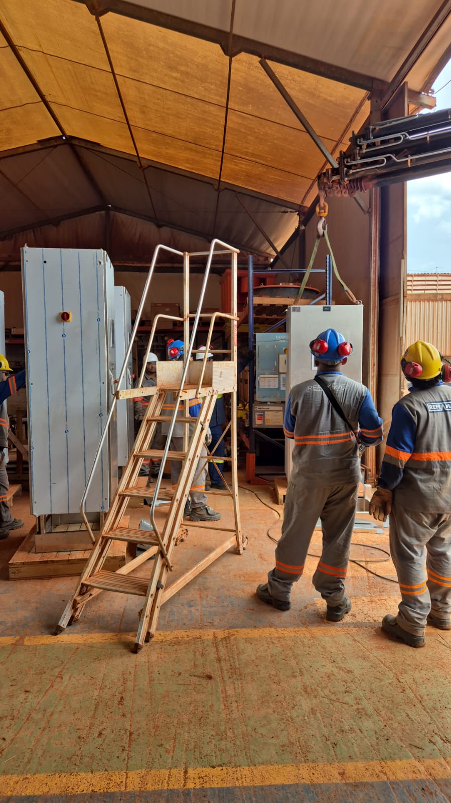 Hydro — Retrofit de painéis do mineroduto de bauxita 4 Movimentação e substituição de painel de automação no projeto Hydro