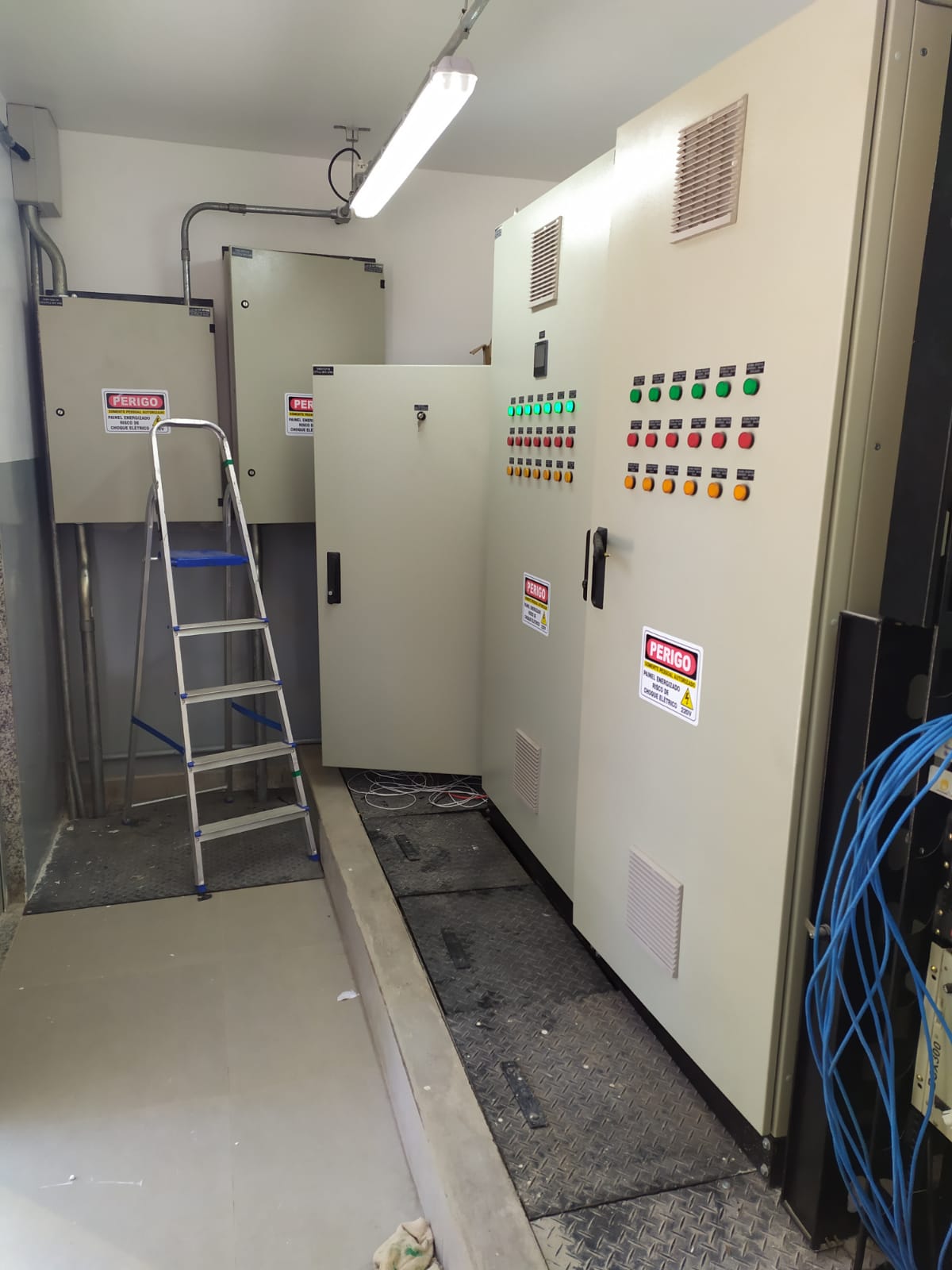 MRS — Automação do sistema de aspersão de vagões 3 Painéis de automação e potência instalados no sistema de aspersão MRS