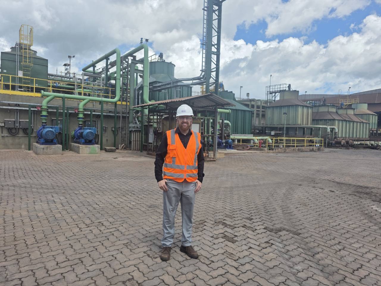 Sinobras — Painéis de inversores para o Revamp LC 9 Equipe SEABRA em campo na planta da Sinobras