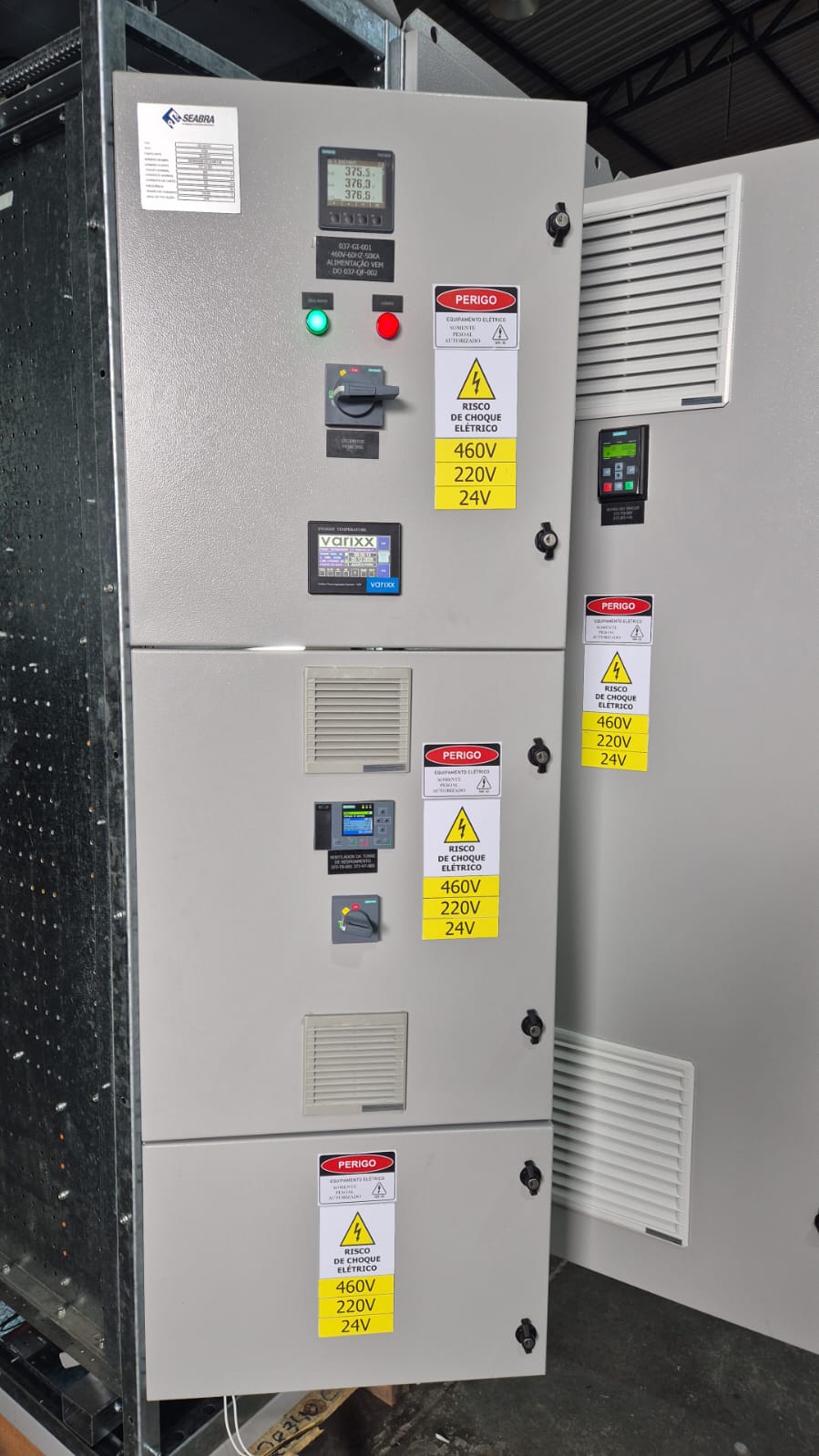 Sinobras — Painéis de inversores para o Revamp LC 5 Painel GI-001 montado e energizado para testes