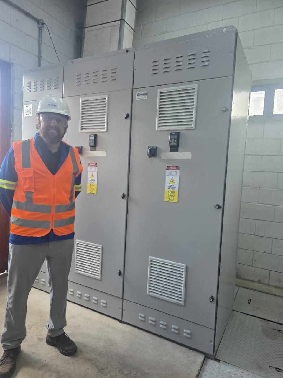 Sinobras — Painéis de inversores para o Revamp LC 8 Profissional da SEABRA ao lado do painel GI-002 na Sinobras