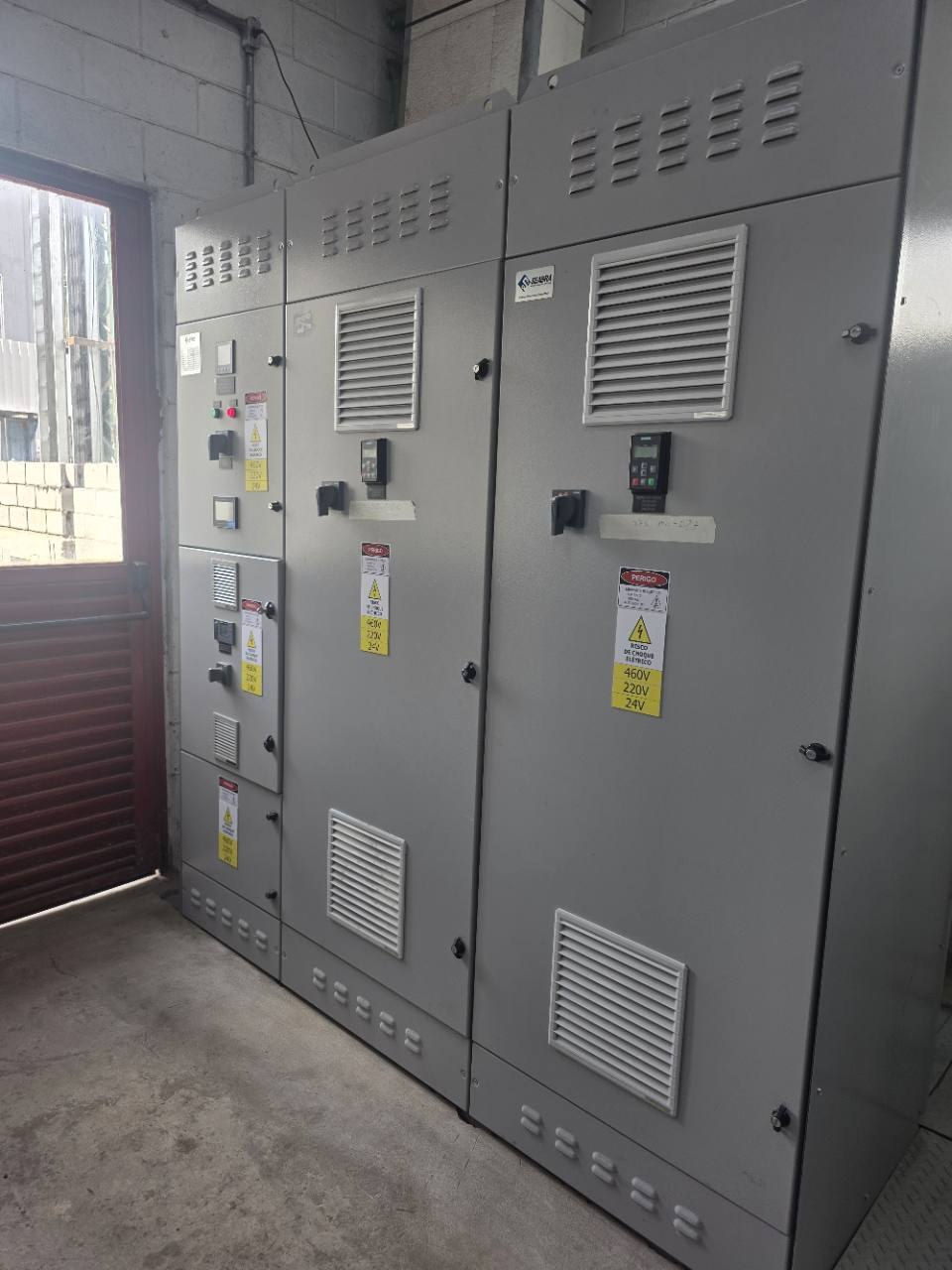 Sinobras — Painéis de inversores para o Revamp LC 7 Painel GI-002 instalado na sala elétrica da Sinobras