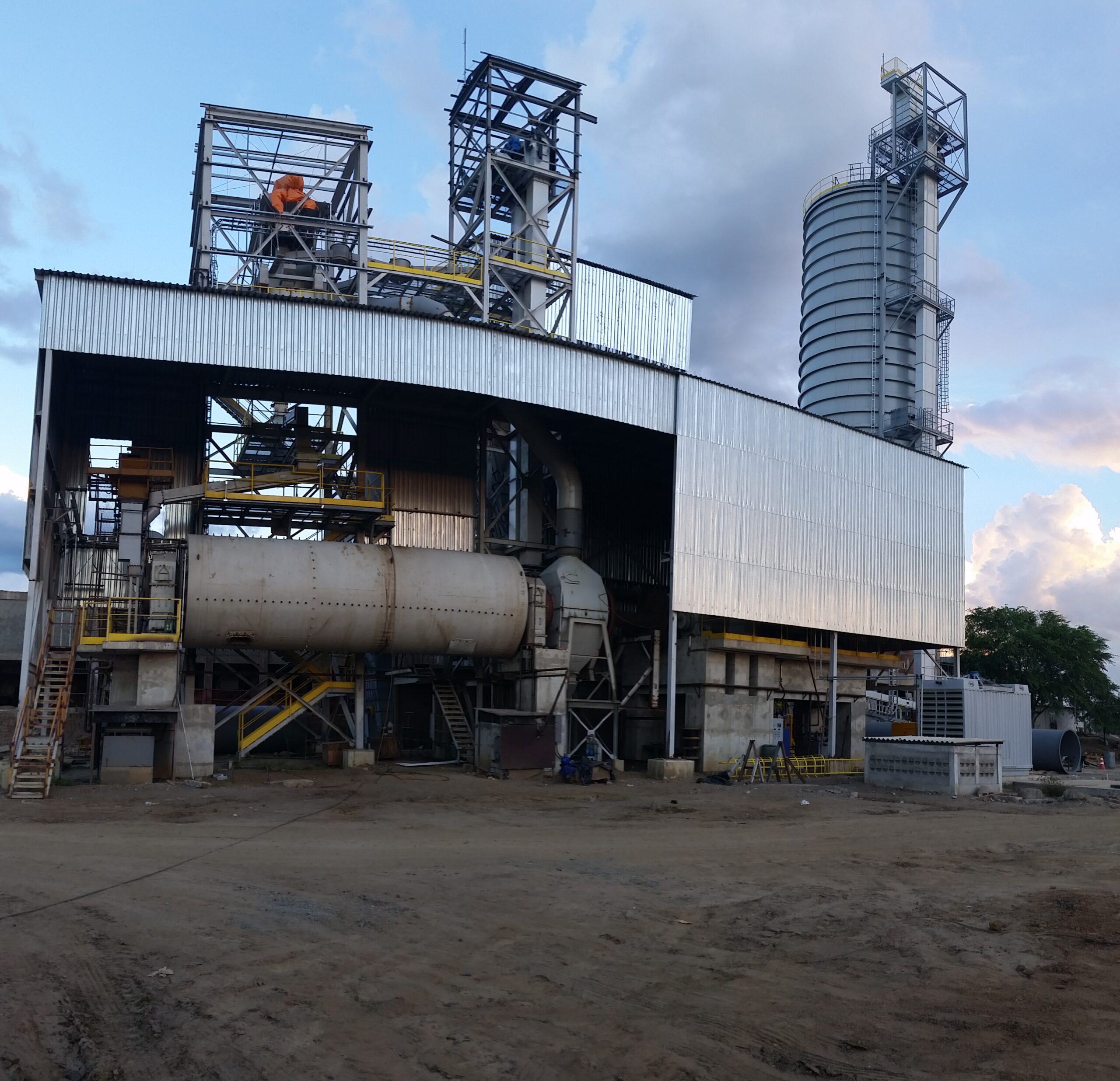 SRM — Da automação da moagem à subestação de 69 kV 2 Vista frontal da moagem de cimento da SRM