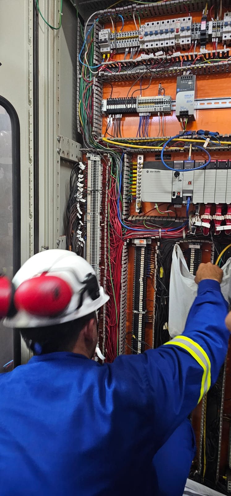 VLI — retrofit de painéis de PLC no TPSL 4 Técnico executando conexões no painel de PLC