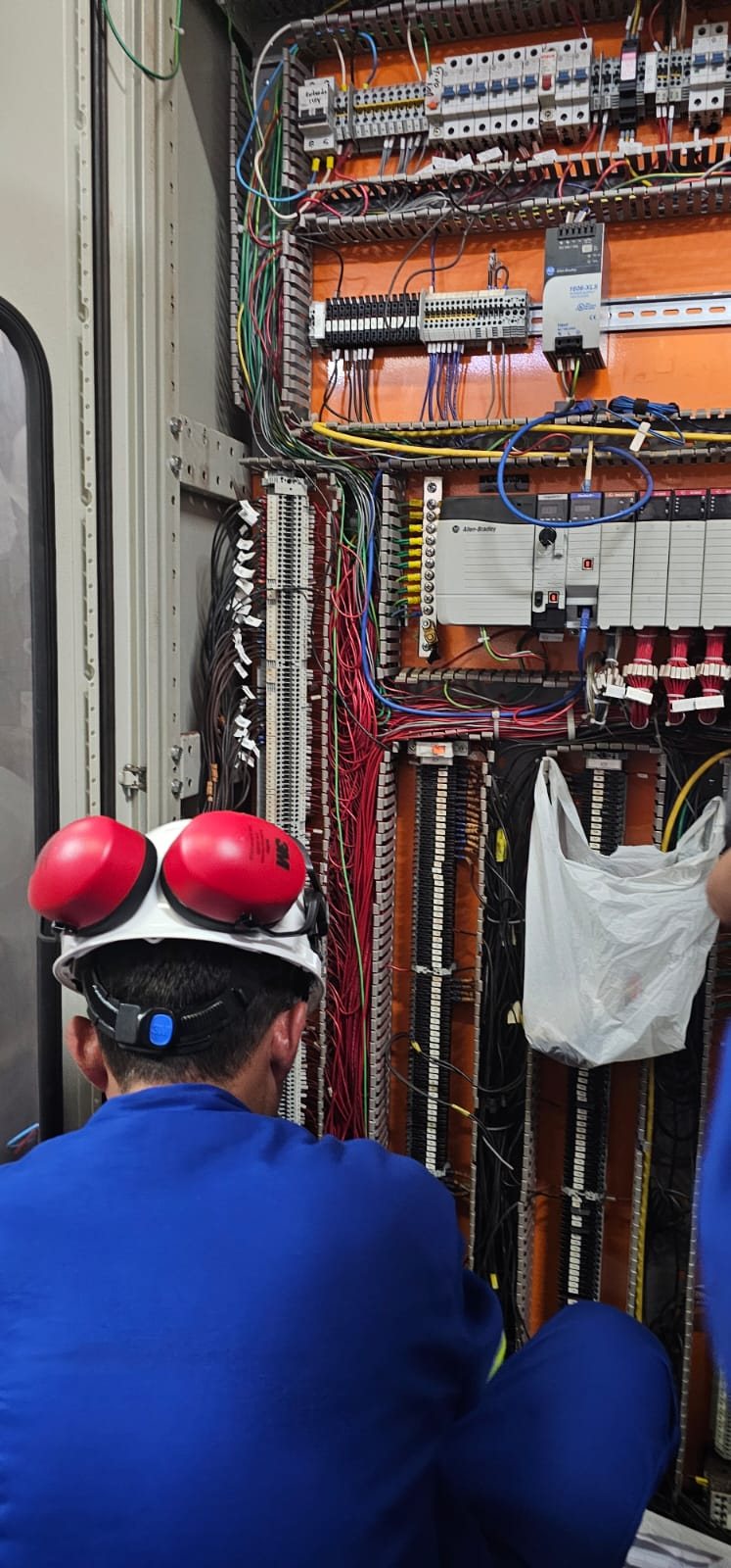 VLI — retrofit de painéis de PLC no TPSL 5 Painel de PLC em fase de retrofit e testes