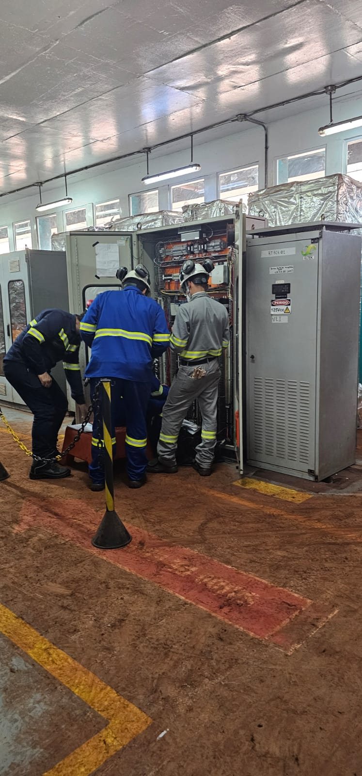VLI — retrofit de painéis de PLC no TPSL 3 Equipe técnica durante instalação do painel de PLC