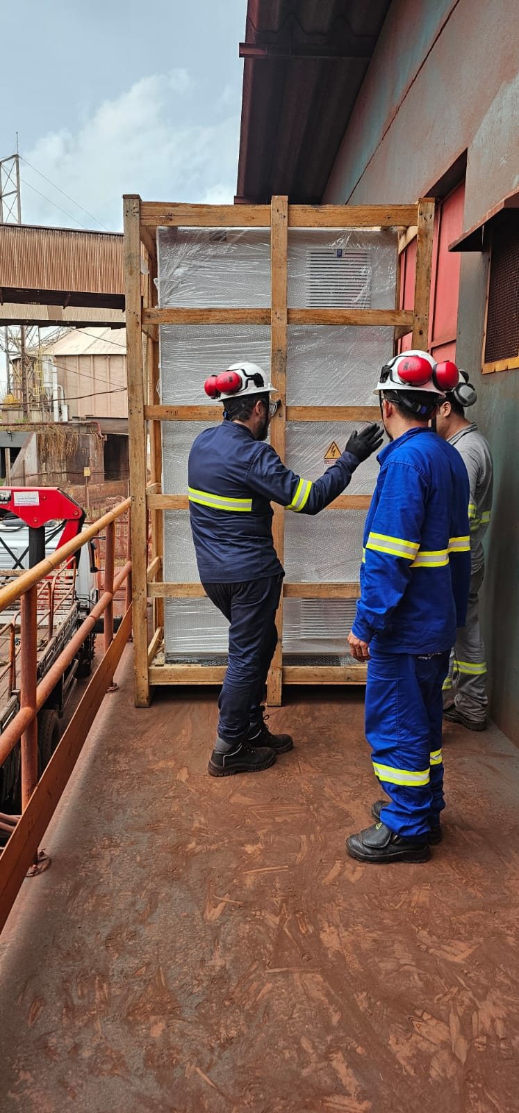 VLI — retrofit de painéis de PLC no TPSL 7 Equipe da SEABRA em área do TPSL