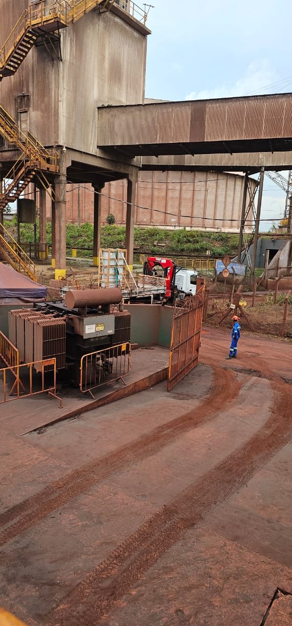 VLI — retrofit de painéis de PLC no TPSL 2 Painel de automação sendo movimentado no terminal