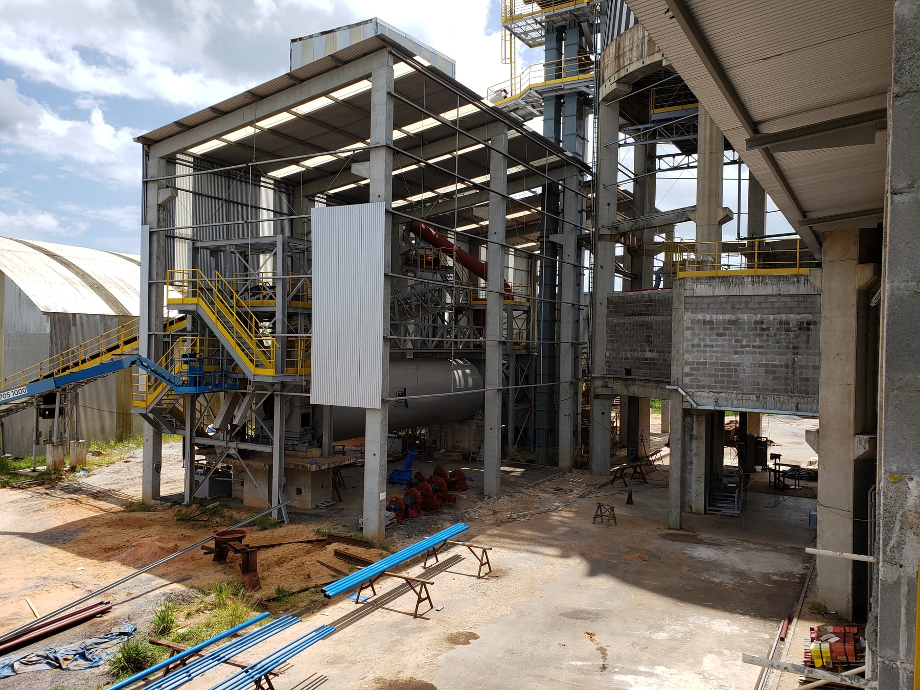 Valobras — painéis elétricos e automação da moagem de cimento 5 Estrutura industrial da moagem de cimento durante a implantação